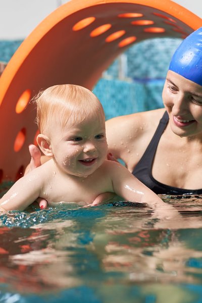 mother_with_baby_in_swimming_pool_training_2025_01_16_23_58_43_utc_min