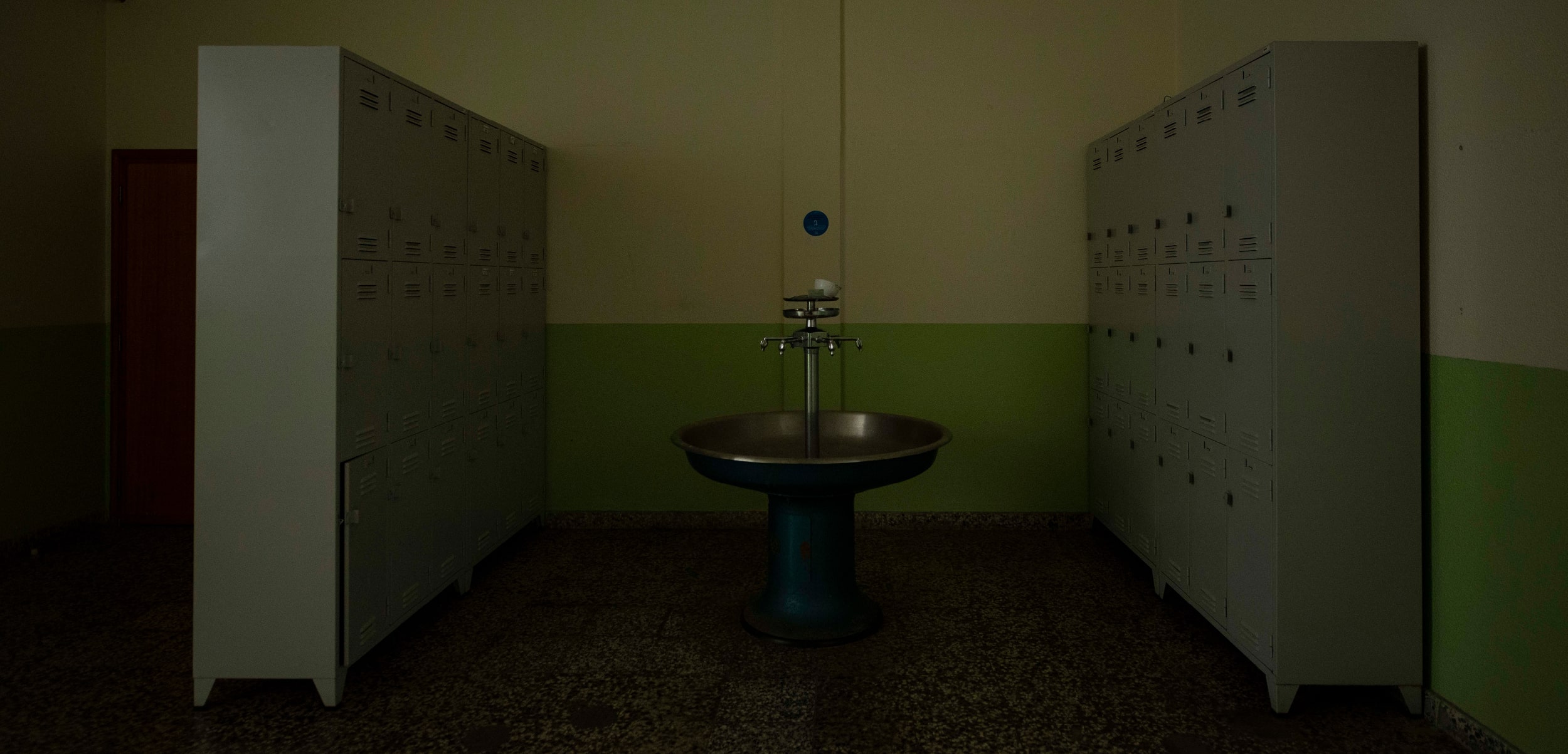 Visita guiada à Exposição de Fotografia "A Ciência Cura", pela artista Luísa Ferreira e pelo Prof...