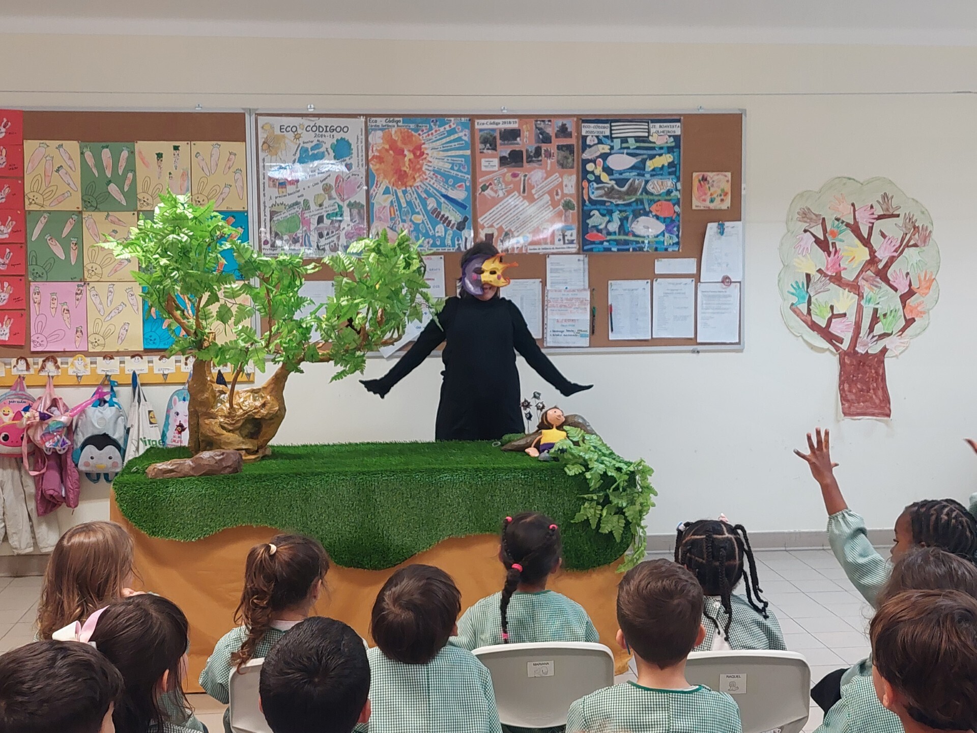 Espetáculo de teatro de marionetas: A Casa da Árvore, da Associação Salvador